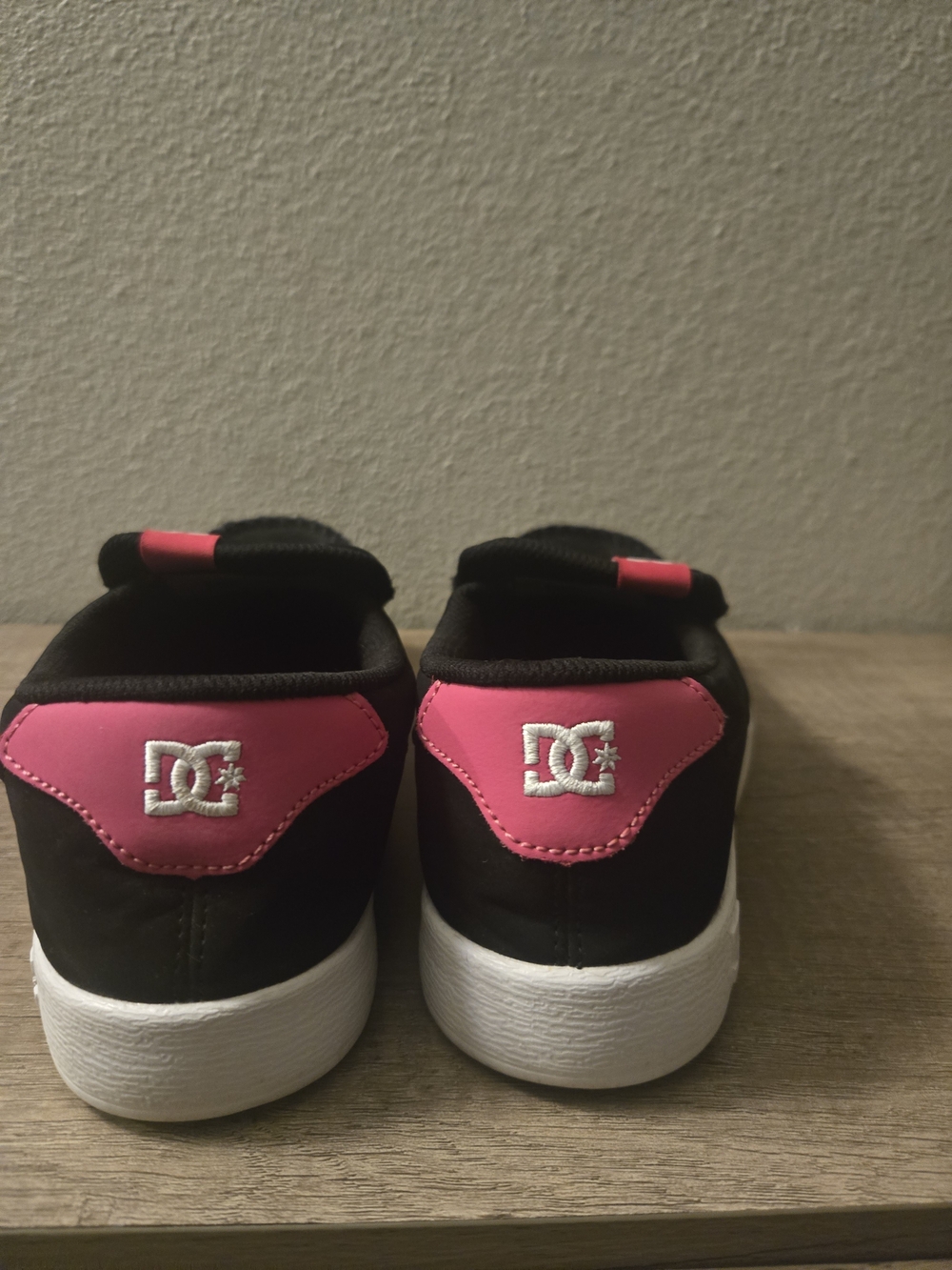 DC Villain Slip-On Shoes - Picture 3 of 4